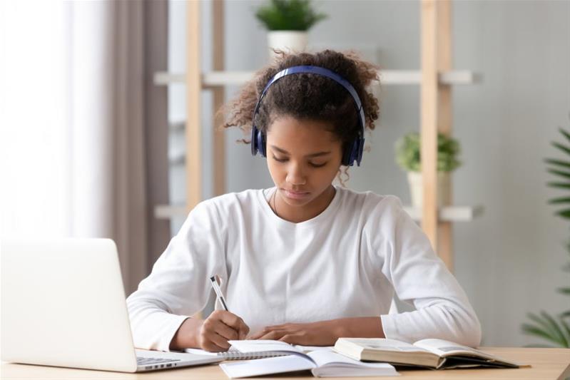 Una ragazza scrive una lettera al computer.