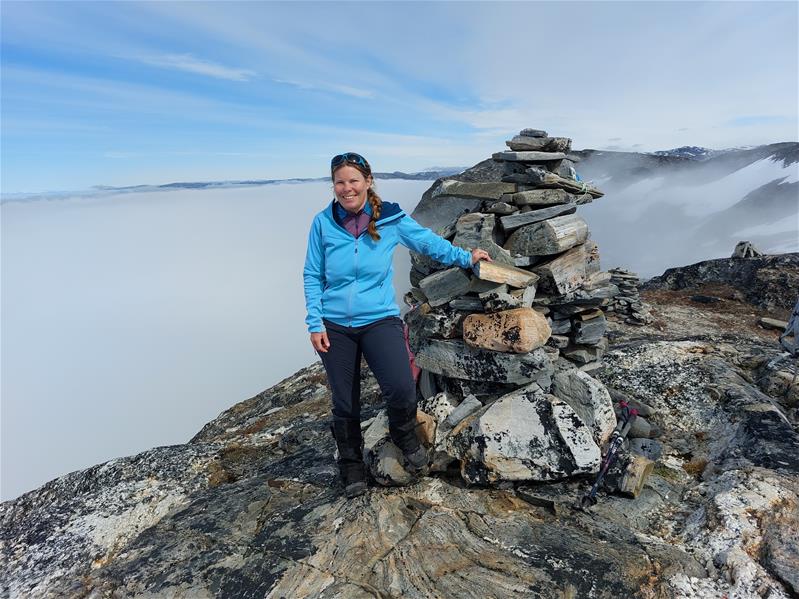 Nicole Binkert sulla cima di una montagna
